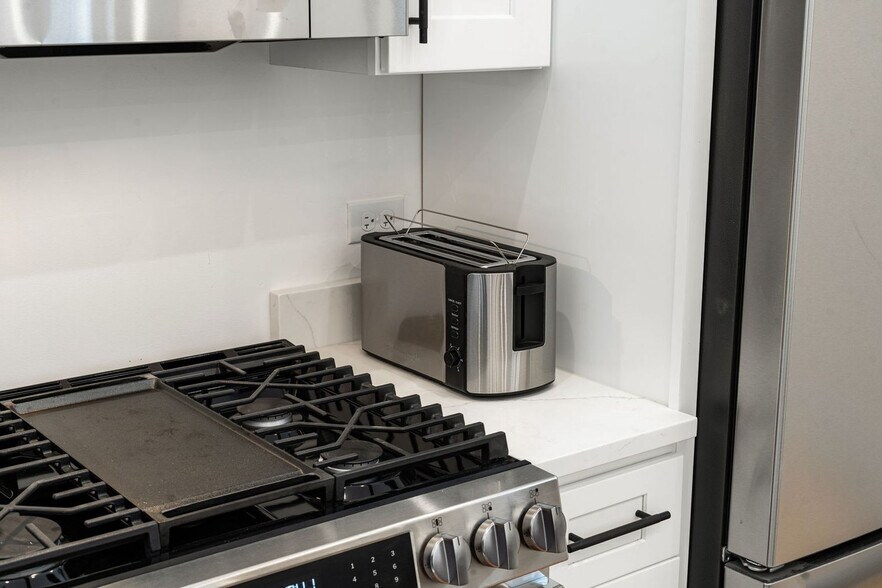 Building Photo - 1941 W Augusta Blvd