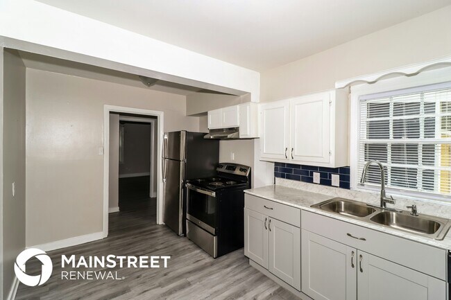 Building Photo - 563 Sandridge St