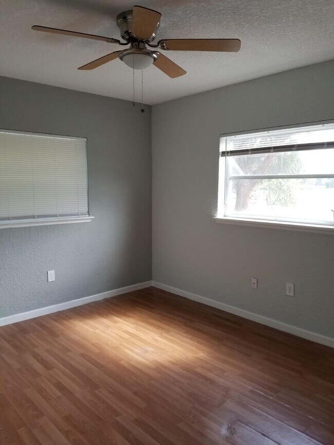 Building Photo - 382 E Royal Palm Rd