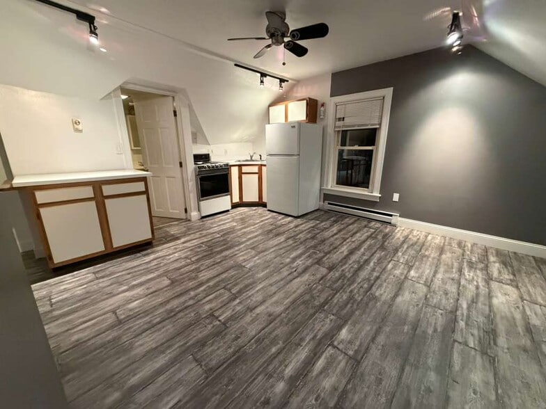 Building Photo - 8 Central St