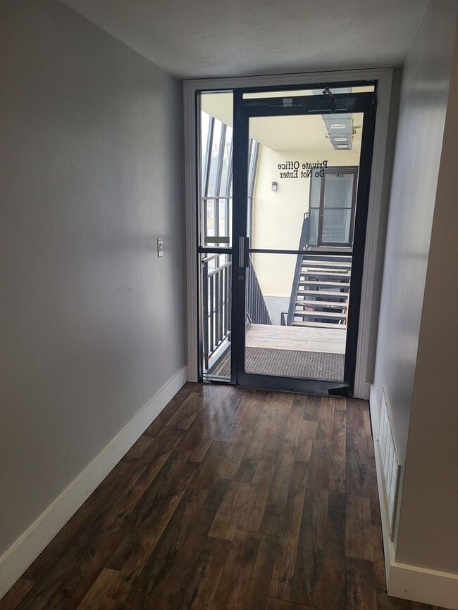 Building Photo - 17th St 6 Plex