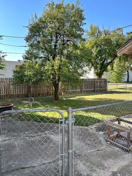 Building Photo - 1842 W McCormick Ave