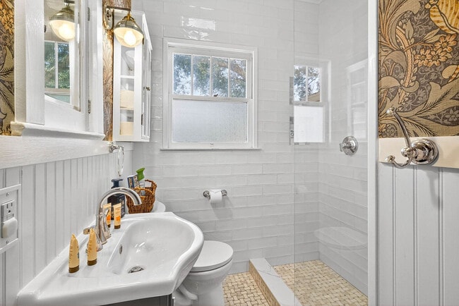 Building Photo - 3321 W San Juan St