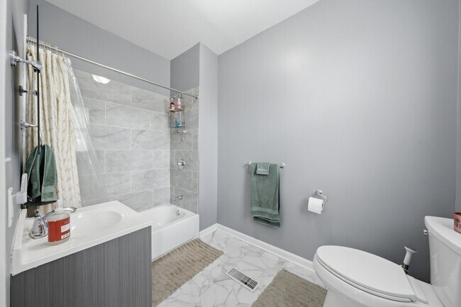 Building Photo - 437 W 44th Pl