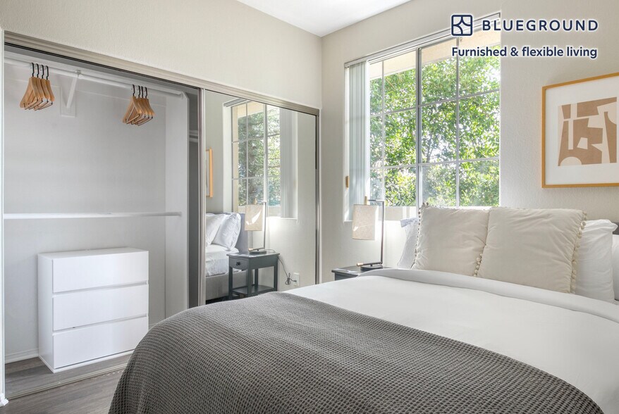 Building Photo - 114 N Doheny Dr