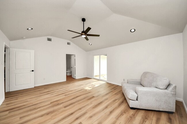 Building Photo - 2407 Crestdale Dr