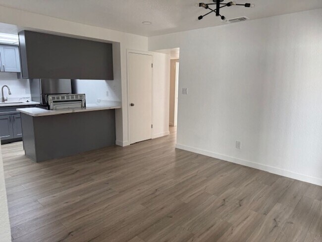 Building Photo - 401-403 Elizabeth Way