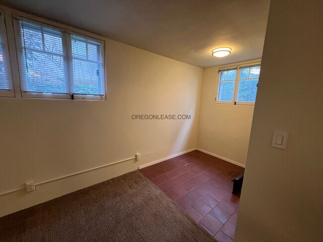 Building Photo - Downtown Eugene studio apartment