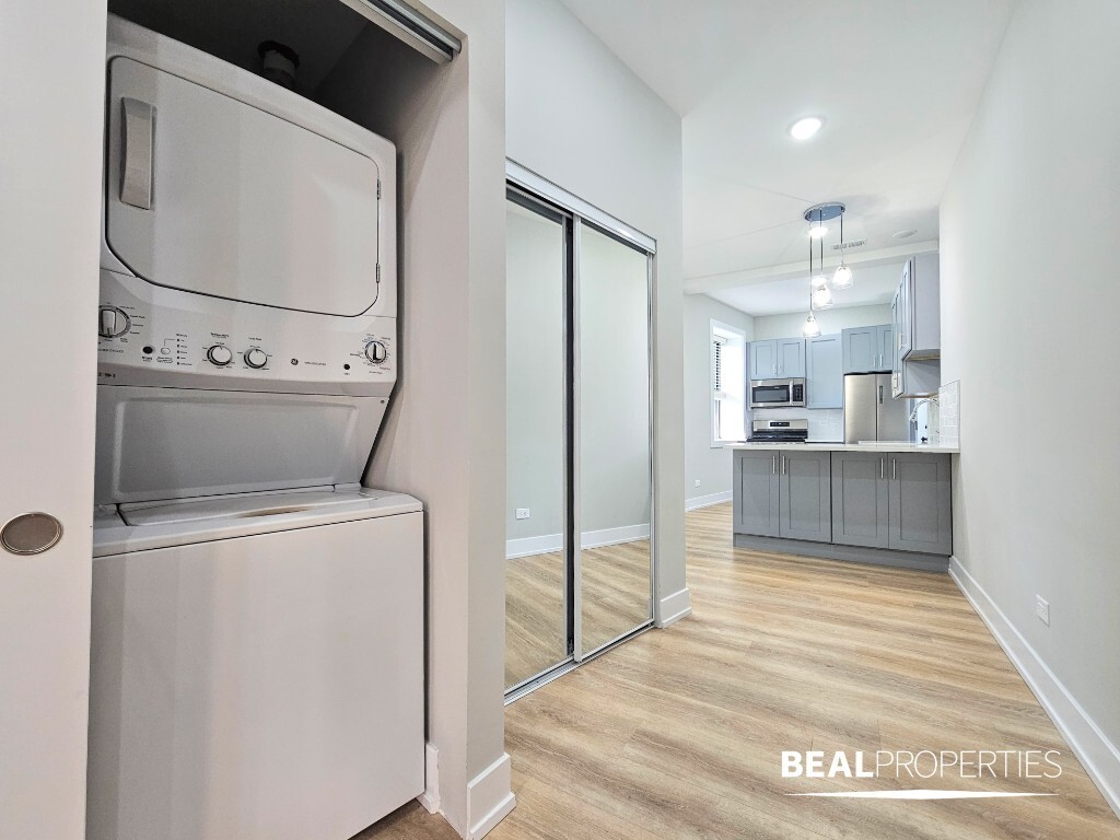 Building Photo - 428 W Belden Ave