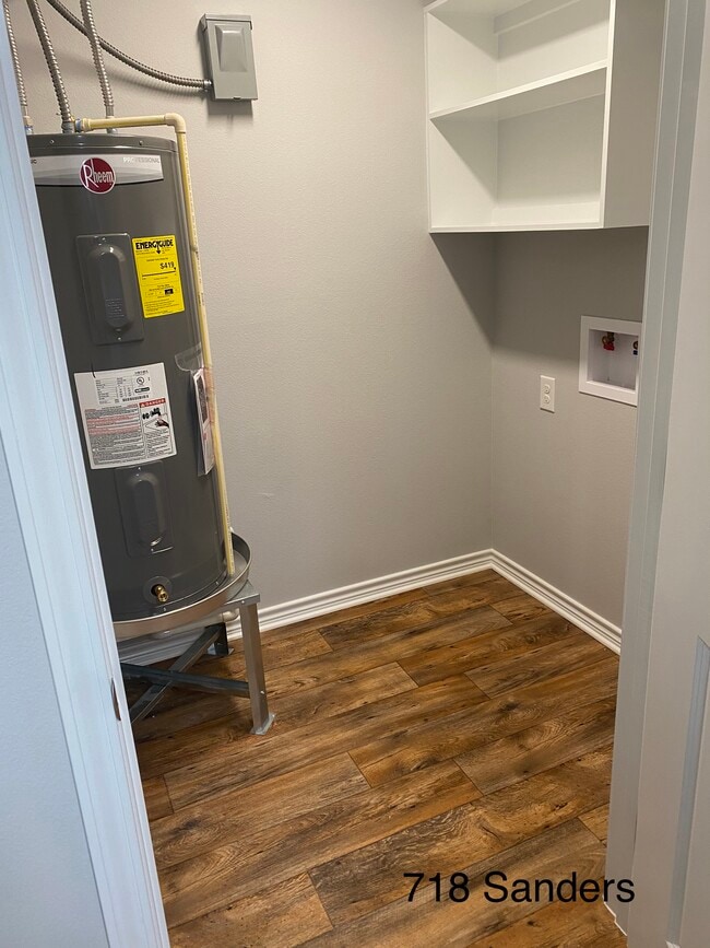 Building Photo - 718 S Sanders St