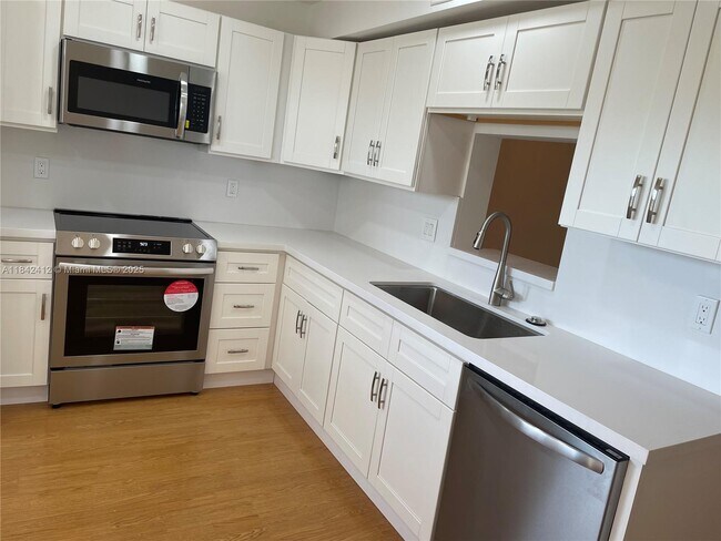 Building Photo - 2103 Lucaya Bend