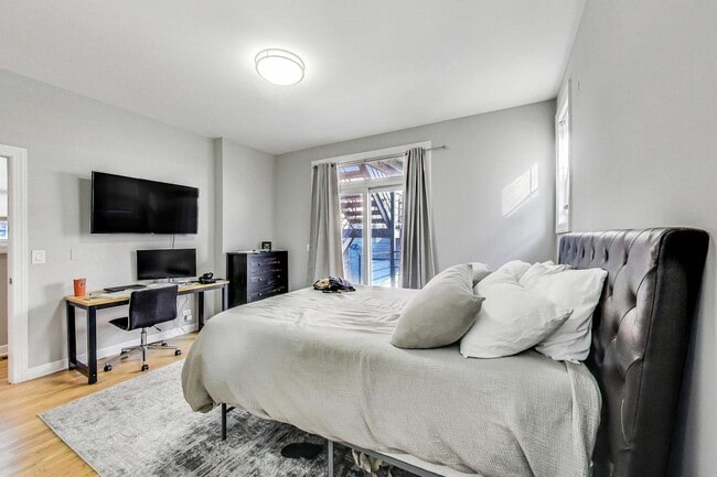 Building Photo - 1330 W Fletcher St