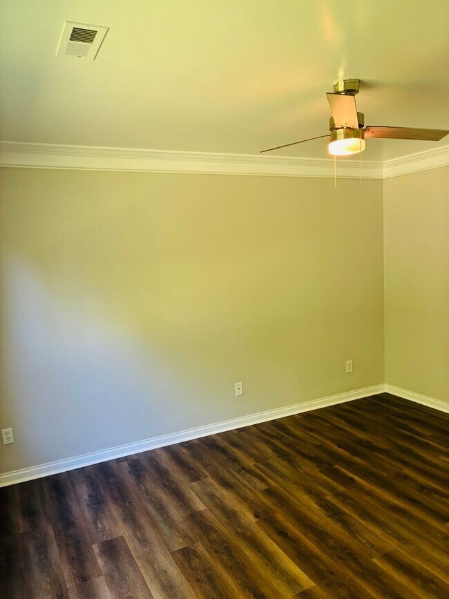 Building Photo - Freshly Renovated 3BR/2BA Home with Huge Fenced Backyard | Section 8 Welcome