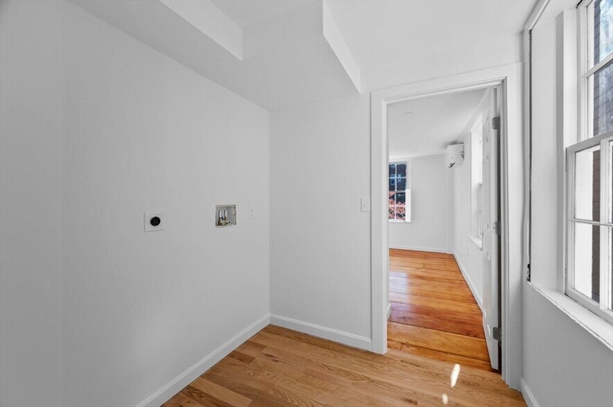 Building Photo - 15 Lynde St