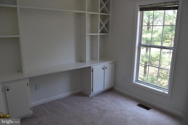 Building Photo - 44037 Kings Arms Square