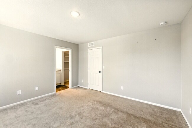 Building Photo - 3 Bedroom 2.5 Bathroom "Like-new" Single Family Home Immediately!