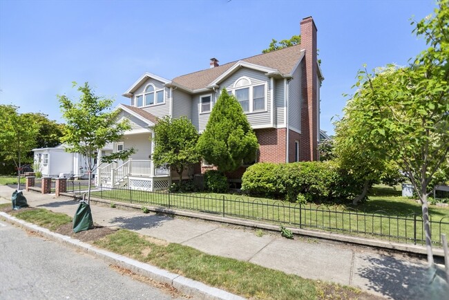 Building Photo - 17 Gilbert St