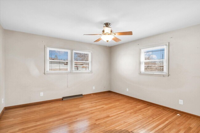 Building Photo - 220 Ivanhoe Way