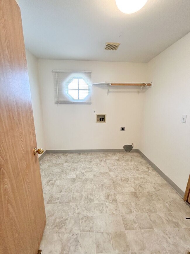 Building Photo - 5548 - 5550