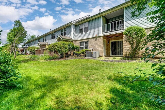 Back of Apartment (lower level) Common garden - 9728 Timberview Ct