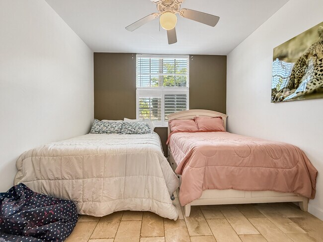 Building Photo - 1900 Van Buren St