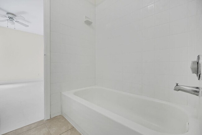 Building Photo - Cozy 2/1 Home in Sunrise!