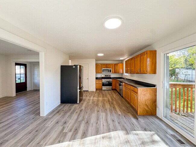 Building Photo - 1340 E Navajo Dr