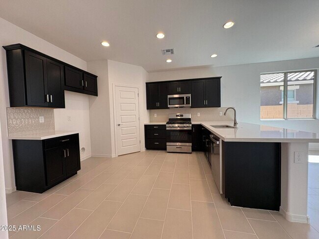Building Photo - 16799 W Hope Dr