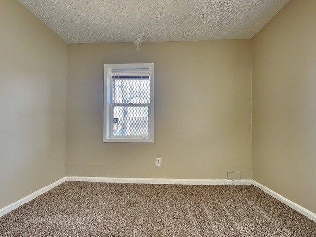 Building Photo - 481 Iota Ave S