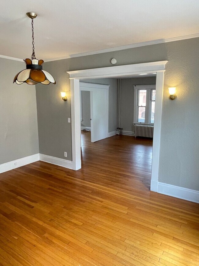 Building Photo - 135/137 Whitney