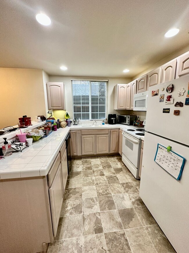 Building Photo - Davis - Centrally Located Home
