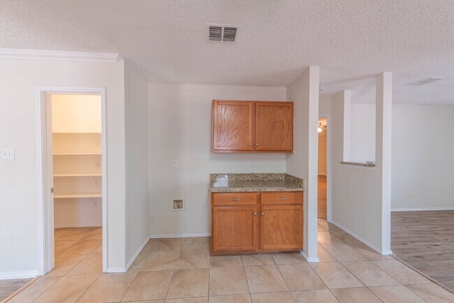 Building Photo - Great Location!