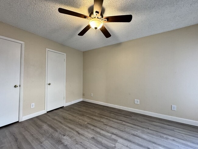 Building Photo - Great 3 bedroom 2 bath culdesac lot with fireplace