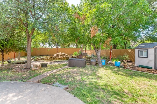 Building Photo - 9625 Larga Dr