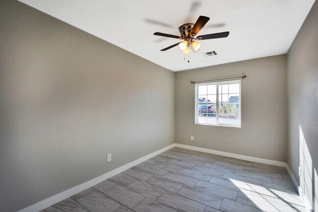 Building Photo - Spacious 6-Bedroom, 3-Bath Pool Home Near ASU Campus