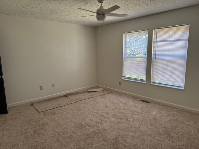Building Photo - 4 Bedroom, 2.5 Bathroom Single Family Home...