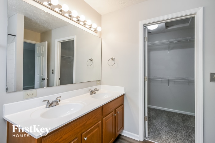 Building Photo - 2302 Willowview Dr
