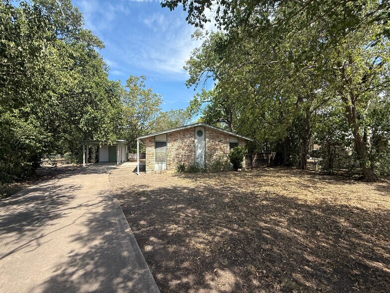 Front yard - 3202 Locke Ln