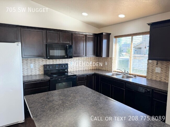 Building Photo - 705 SW Nugget-