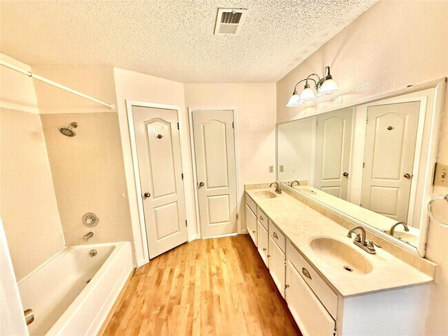 Building Photo - 710 Riverwood Dr