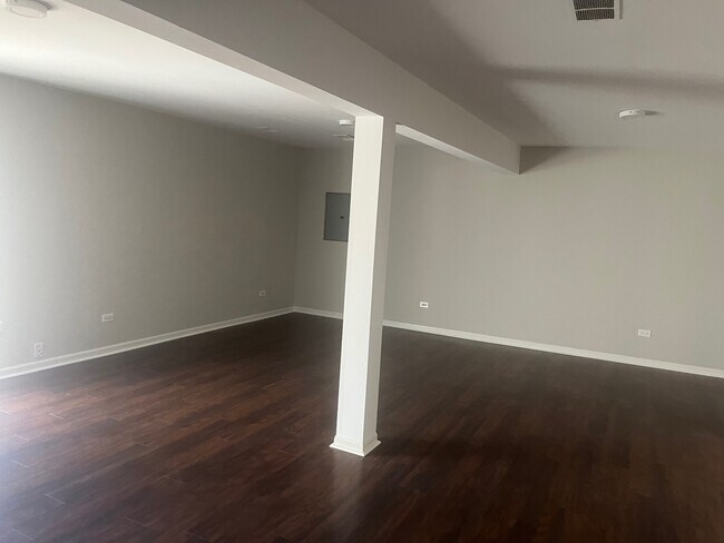 Building Photo - 567 W Parkside Dr