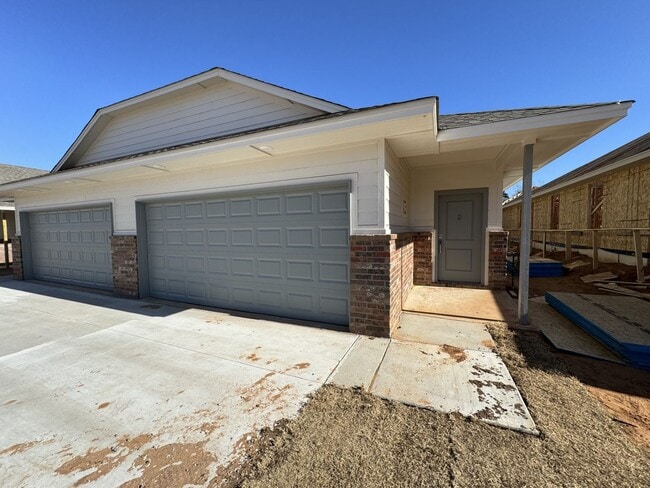 Building Photo - *MOVE IN SPECIAL: 2nd Month's Rent FREE, C...