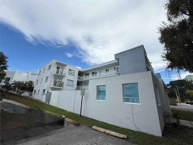Building Photo - 3101 SW 27th Ave