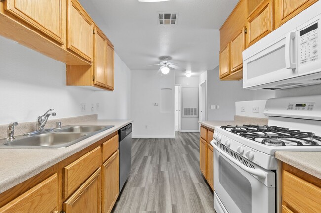 Building Photo - 2 Bedroom, 2 Bath Condo Near Nellis Air Fo...