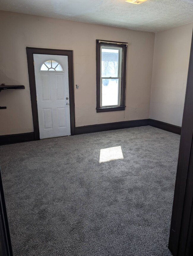 Building Photo - 210 E Cambridge St