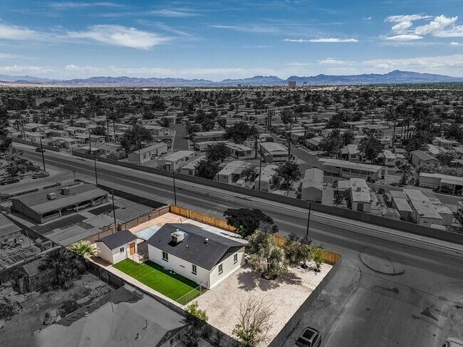 Building Photo - Coming Soon! 3bed 2 bath plus Casita HUGE ...