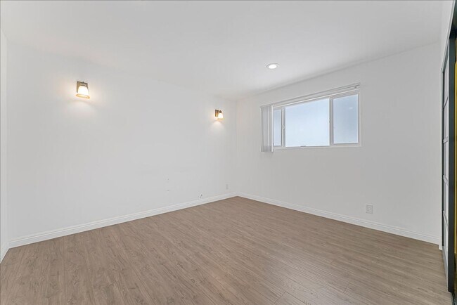 Building Photo - 376 N Ave 57