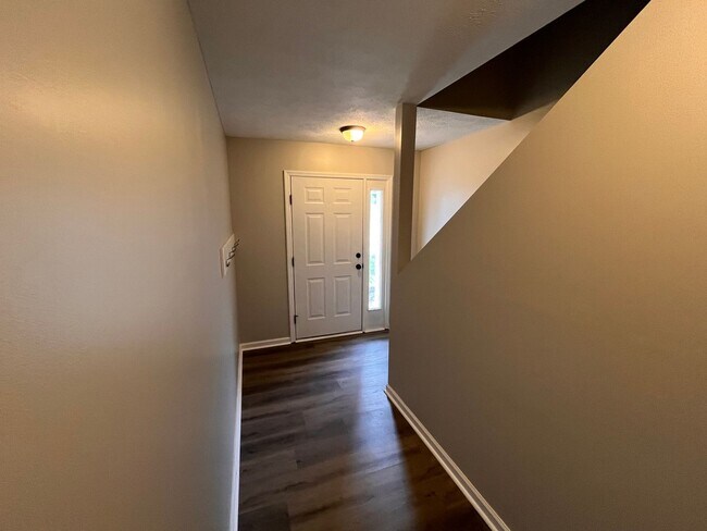 Building Photo - 3 Bedroom Home Available!