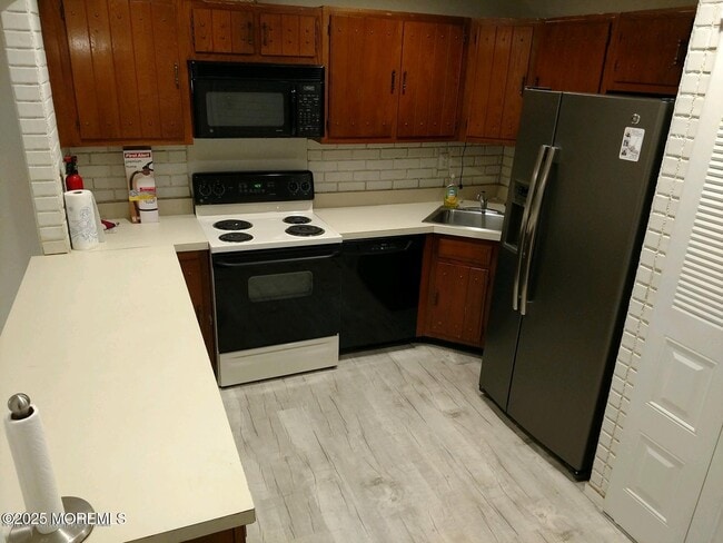 Building Photo - 137 Amberly Dr