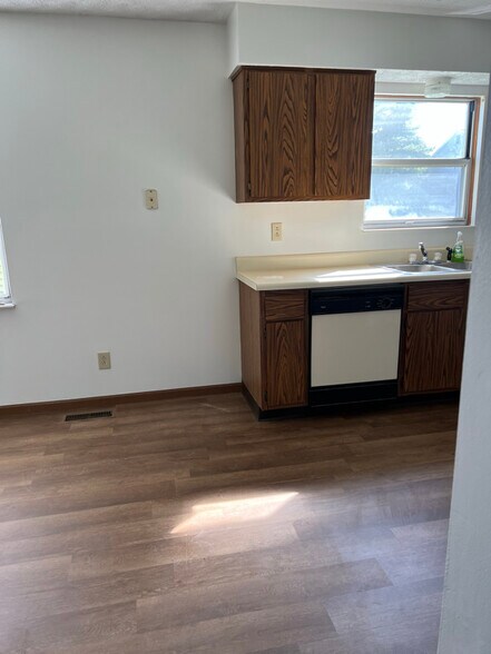 Building Photo - 7193 Feather Ct